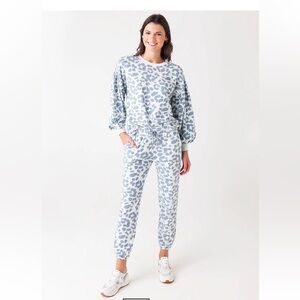 Z Supply Gray and White Lounge Set